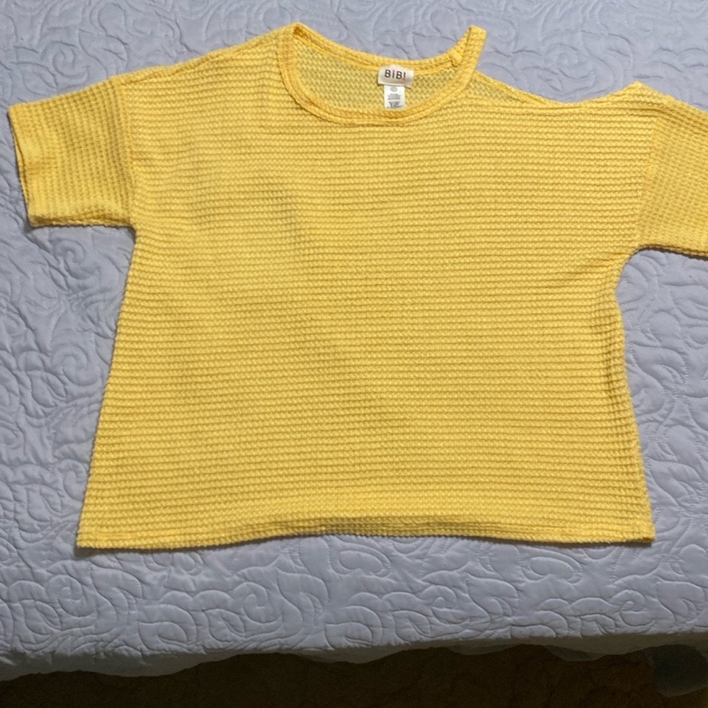Bibi yellow women’s knit cold shoulder top on one sleeve size large